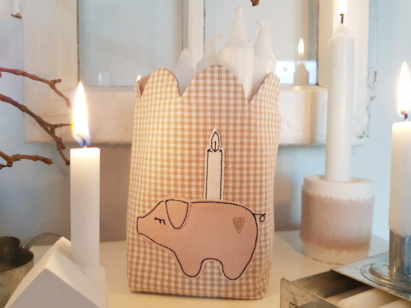 Schwein mit Kerze - doodle Stickdatei